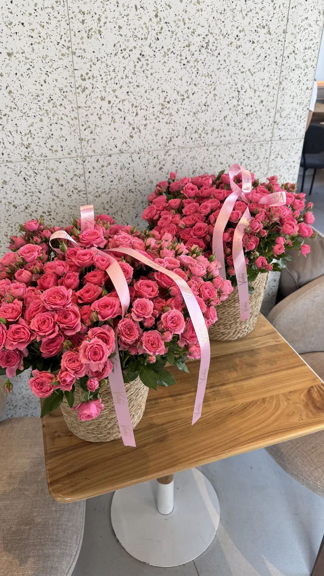 Букет в фирменной упаковке Vverx Flowers