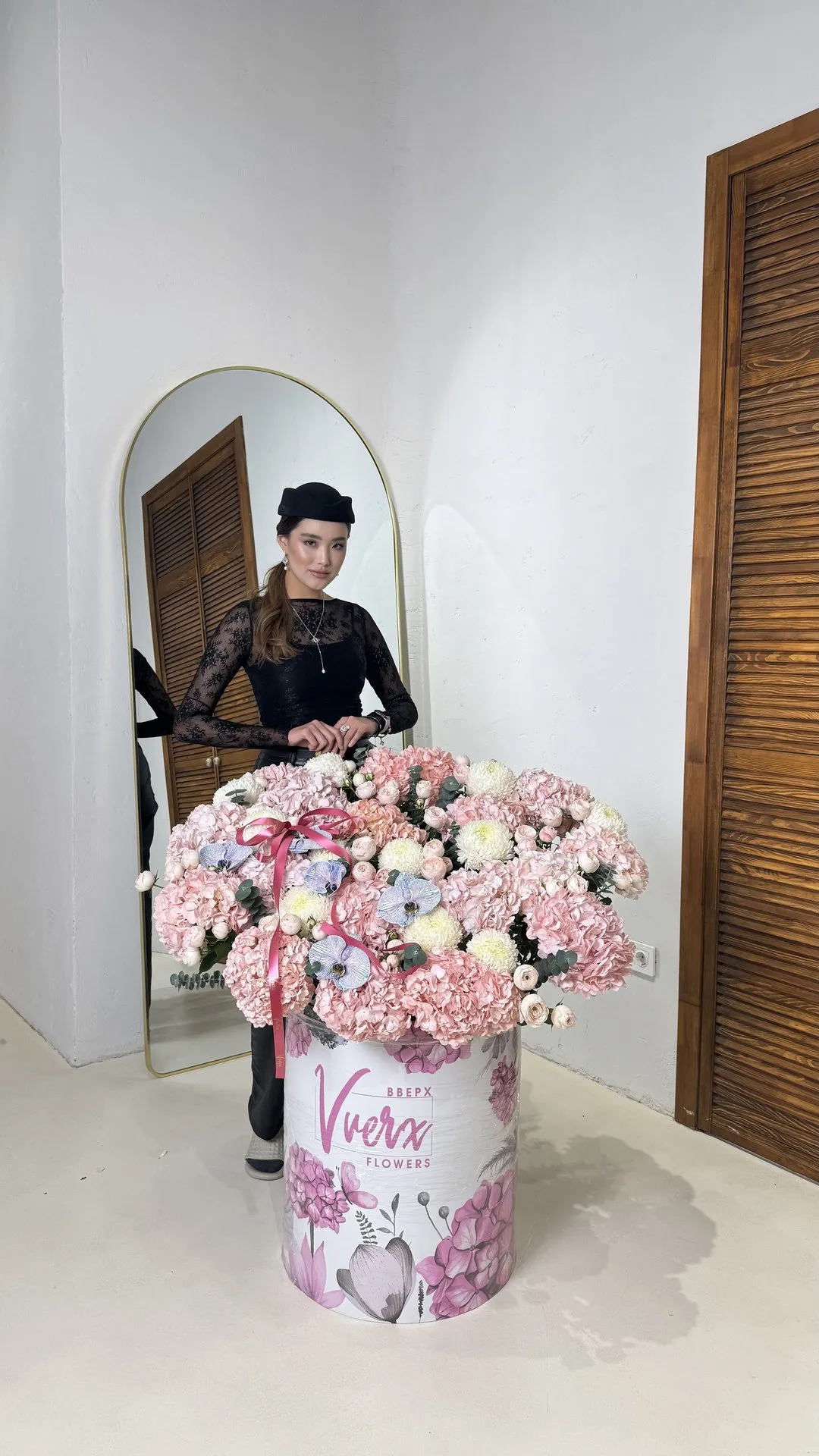 Композиция из сезонных цветов Vverx Flowers