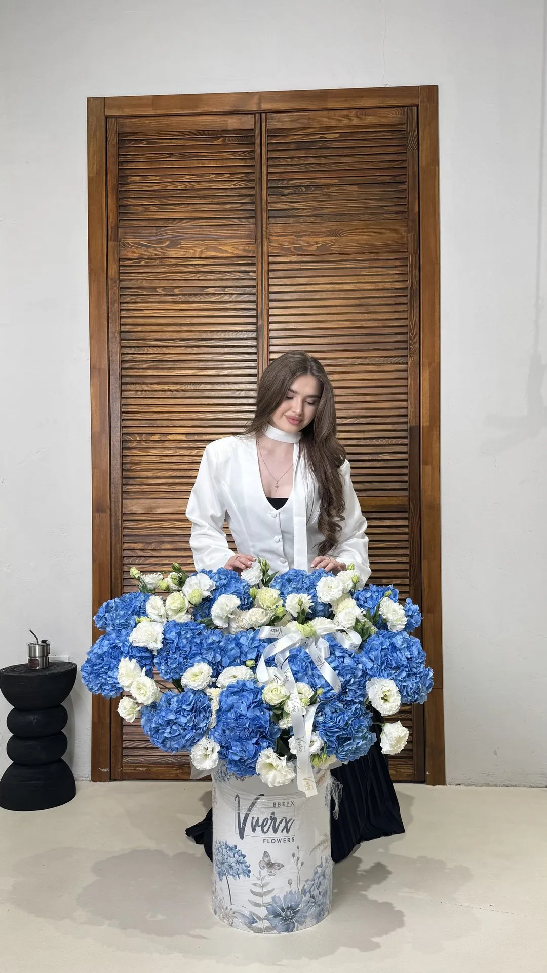 Букет в фирменной упаковке Vverx Flowers