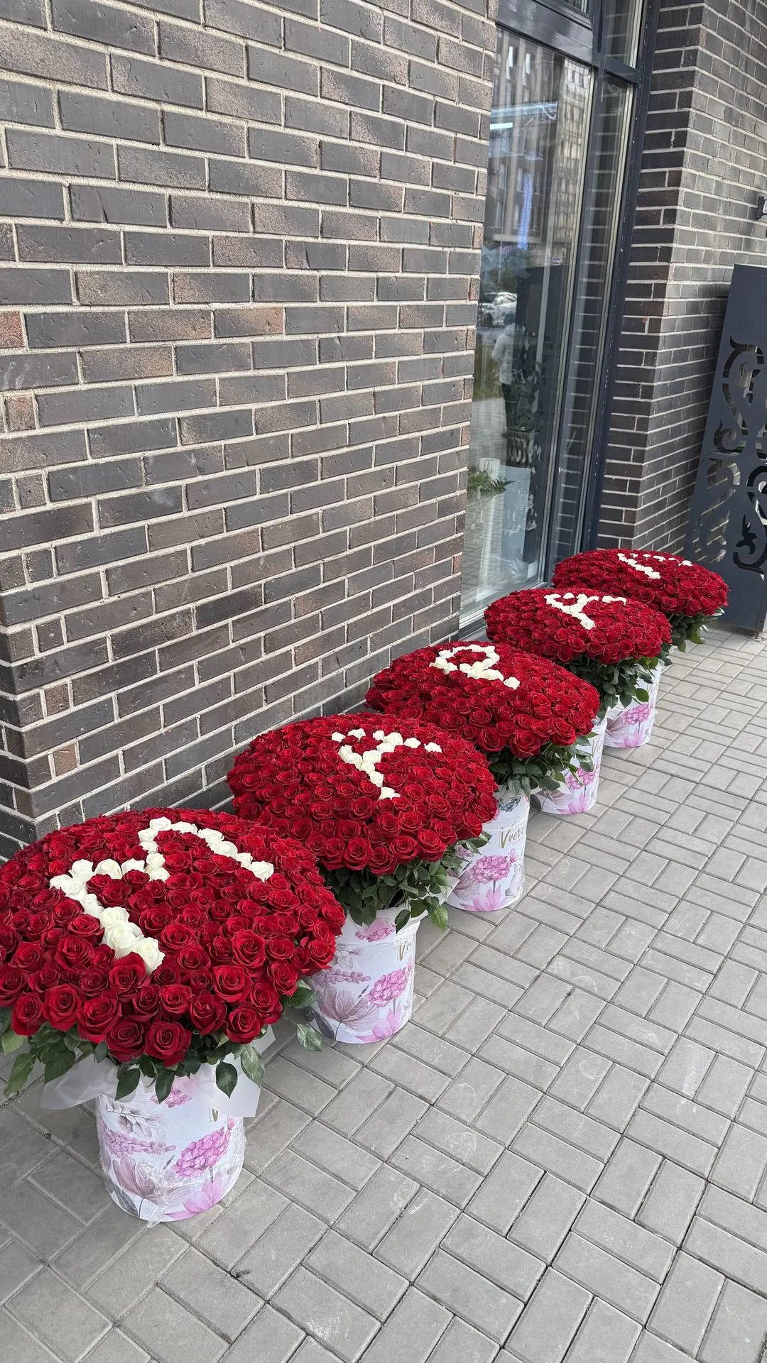 Цветочная работа Vverx Flowers — доставка по Казахстану