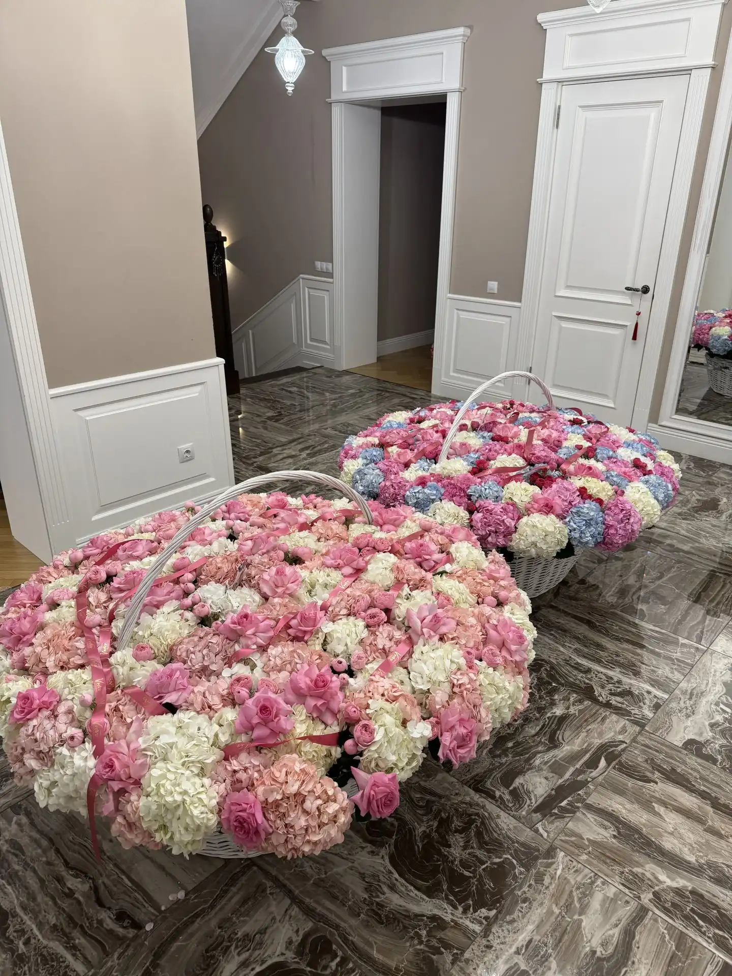 Композиция из сезонных цветов Vverx Flowers
