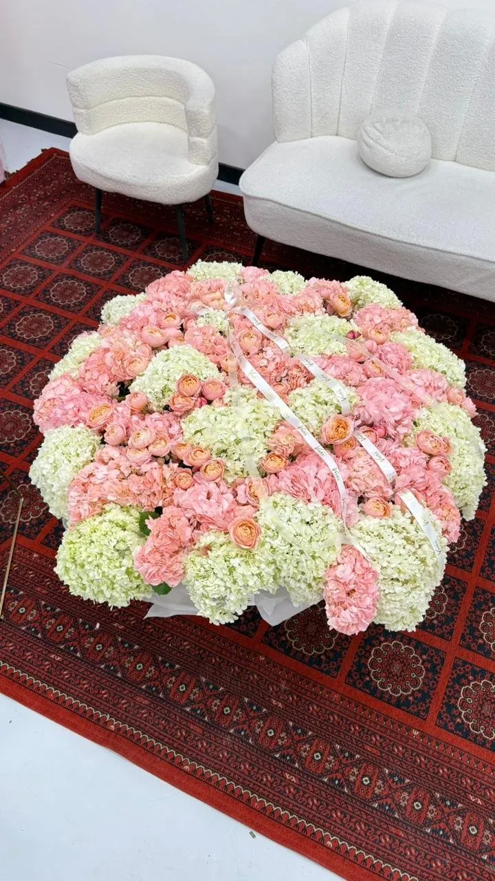 Букет в фирменной упаковке Vverx Flowers