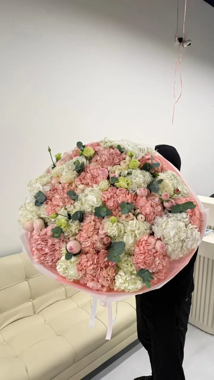 Букет ручной сборки в салоне Vverx Flowers