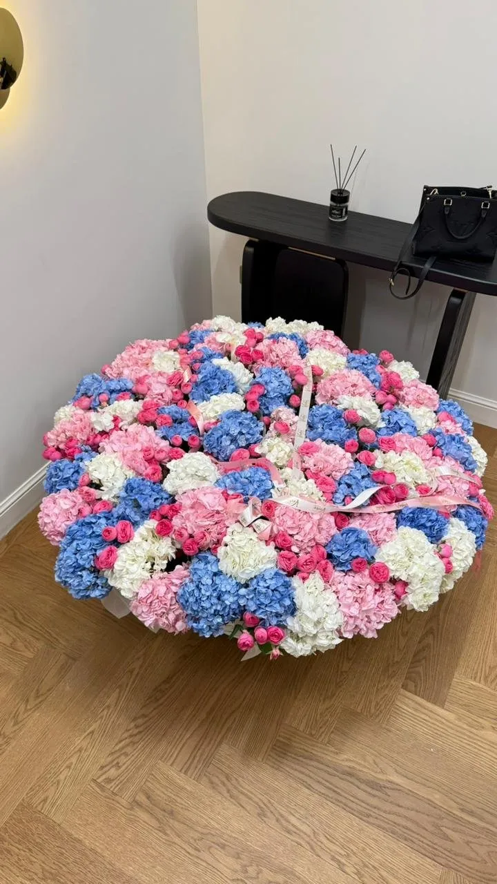 Цветочная работа Vverx Flowers — доставка по Казахстану