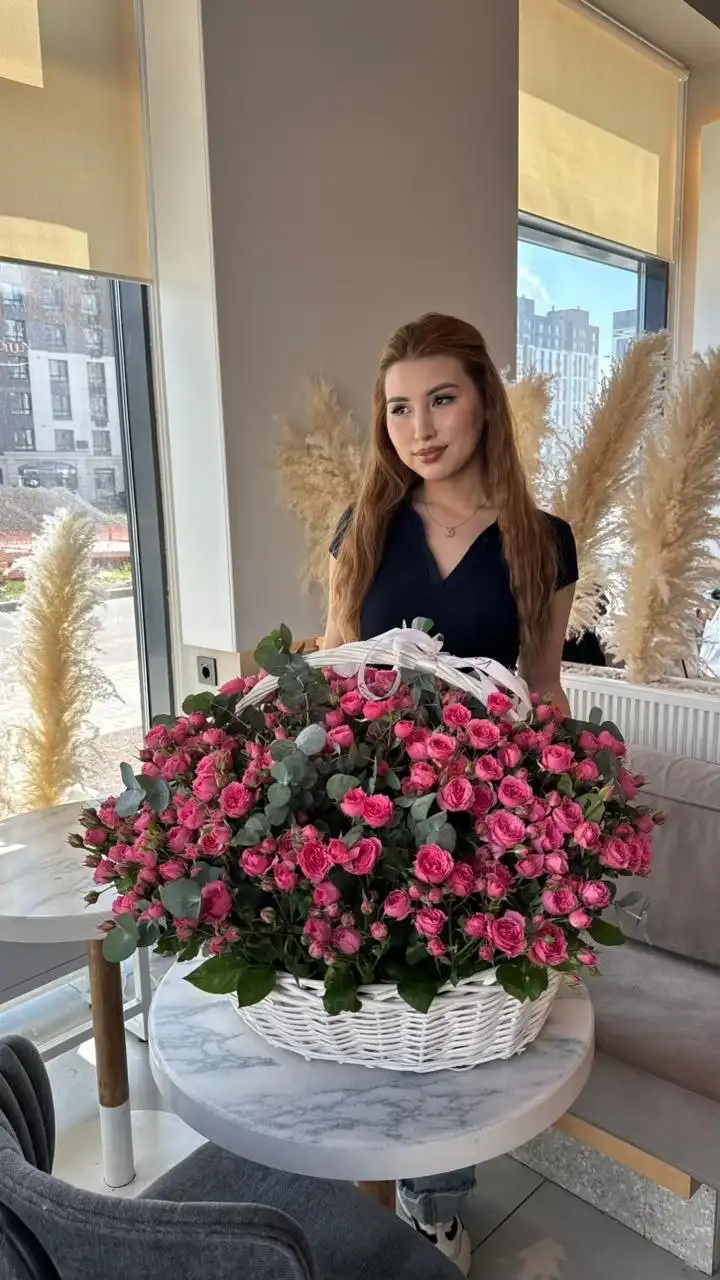 Композиция из сезонных цветов Vverx Flowers