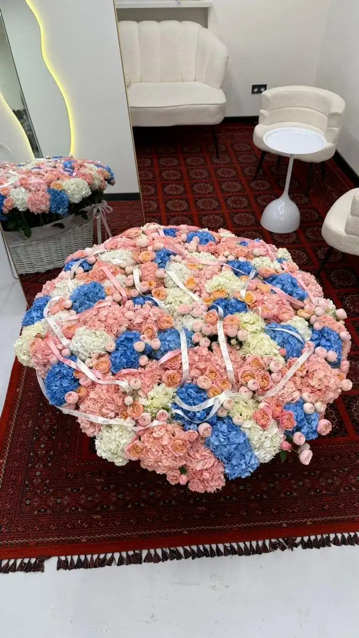 Букет в фирменной упаковке Vverx Flowers