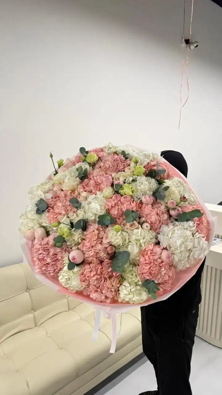 Авторский букет от флористов Vverx Flowers