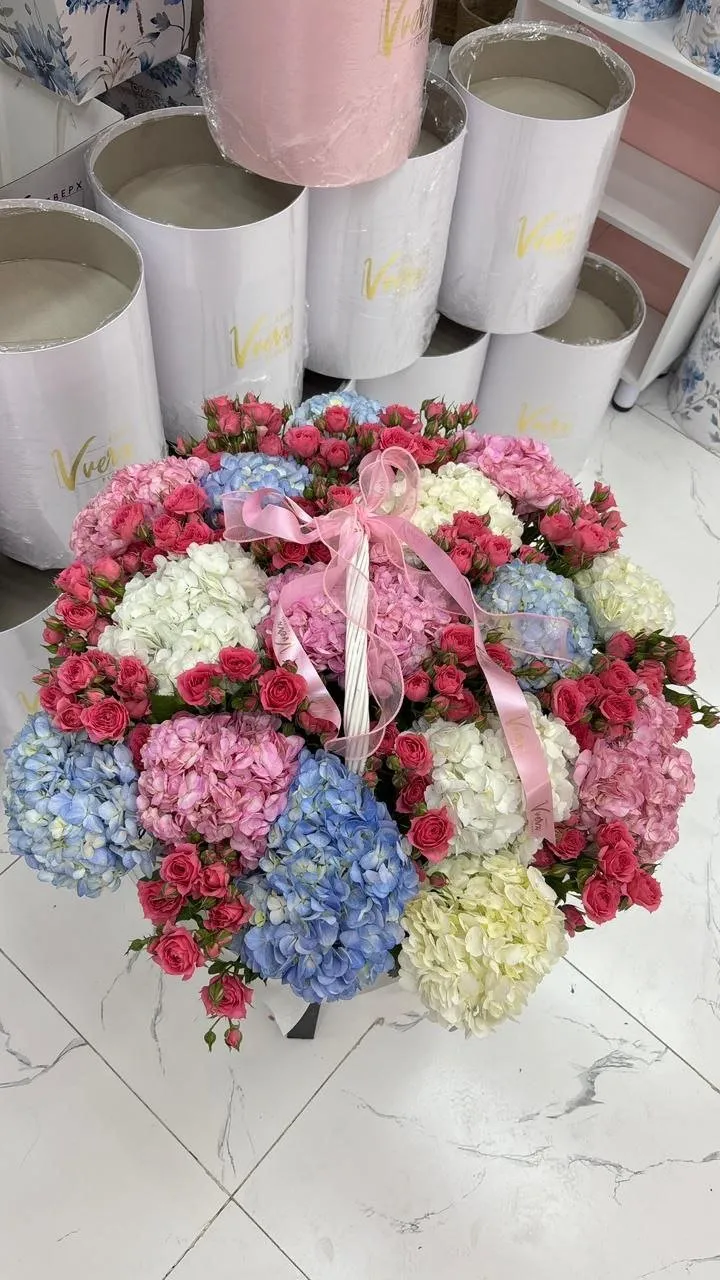 Композиция из сезонных цветов Vverx Flowers