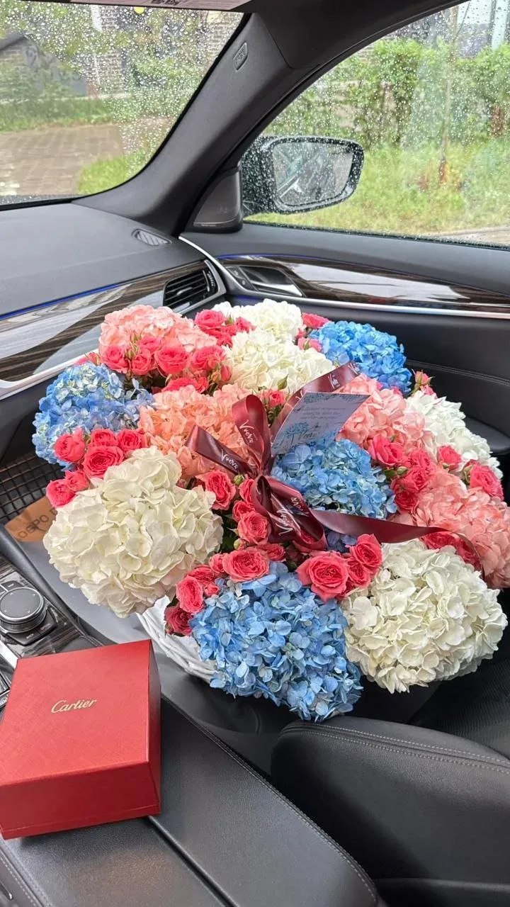 Букет в фирменной упаковке Vverx Flowers