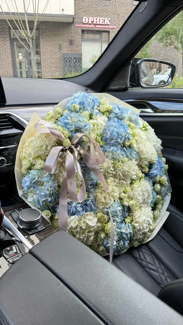 Флористическая композиция Vverx Flowers