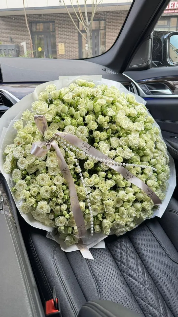 Букет ручной сборки в салоне Vverx Flowers