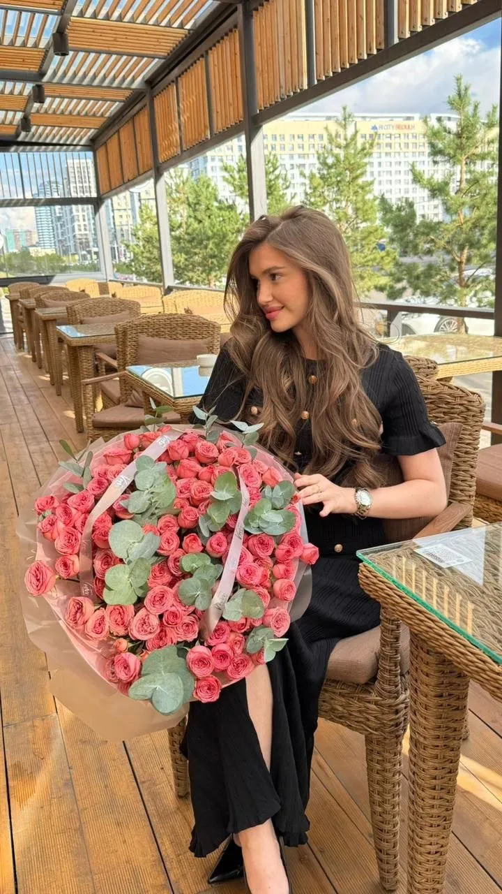 Цветочная работа Vverx Flowers — доставка по Казахстану