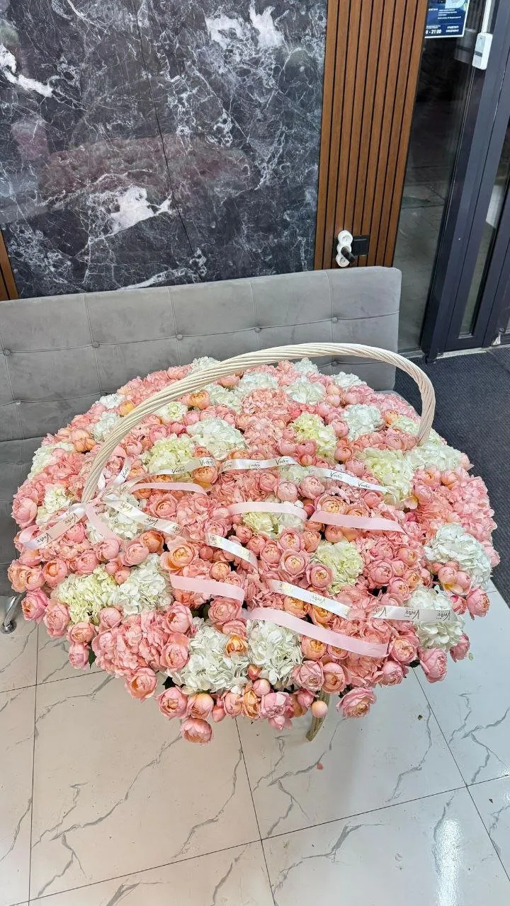 Композиция из сезонных цветов Vverx Flowers