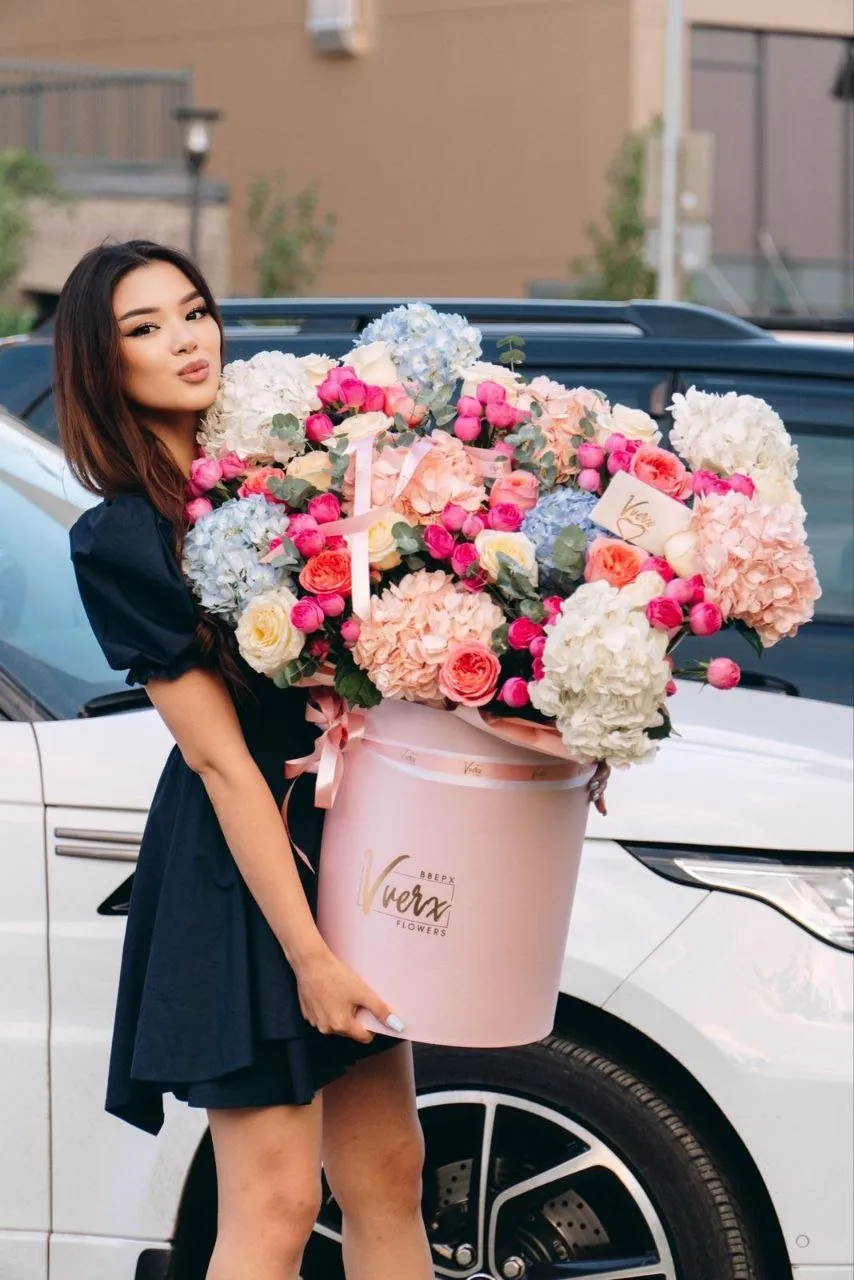 Букет в фирменной упаковке Vverx Flowers